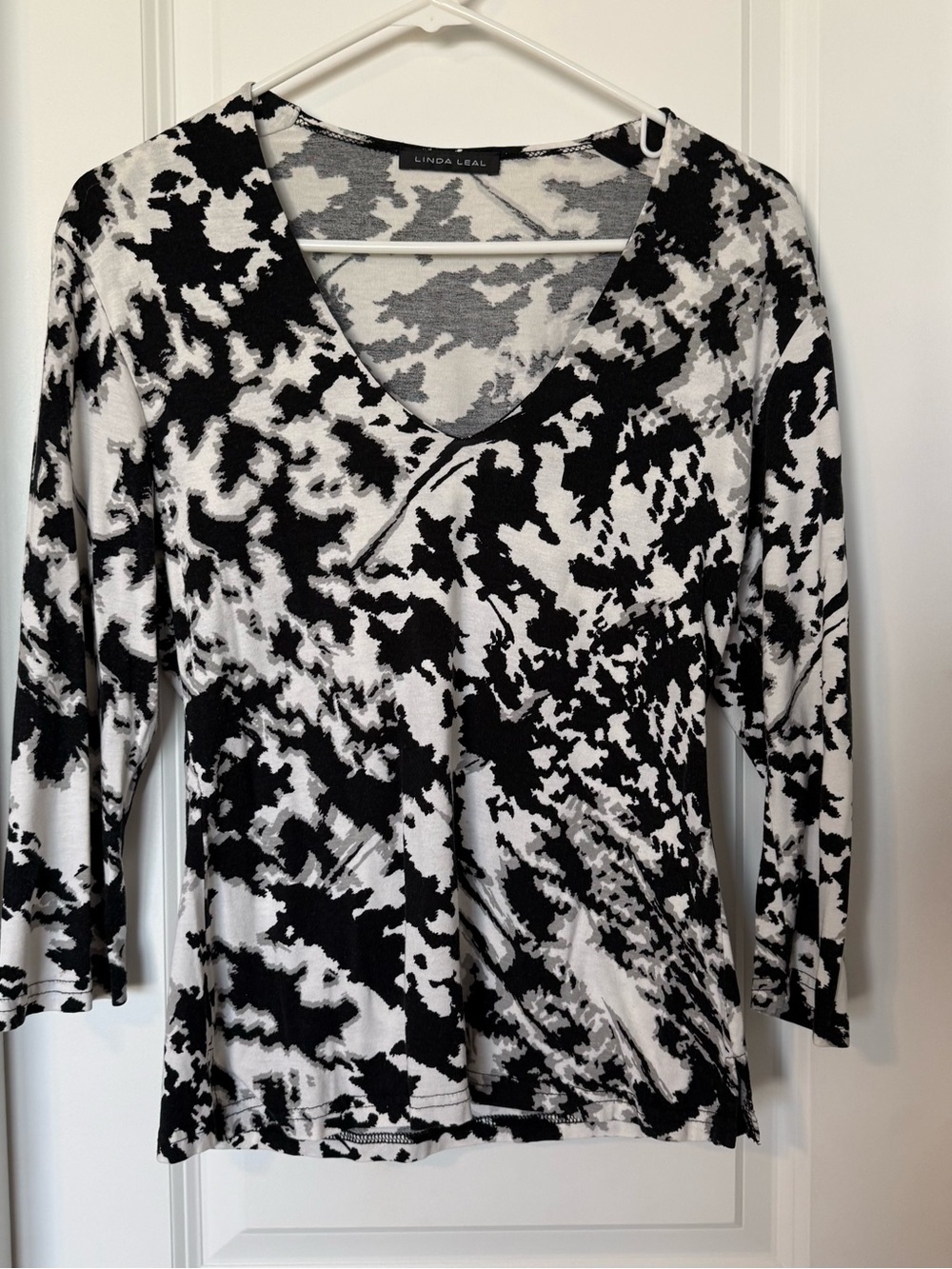Linda Leal Black & White V-Neck Long Sleeve Top
